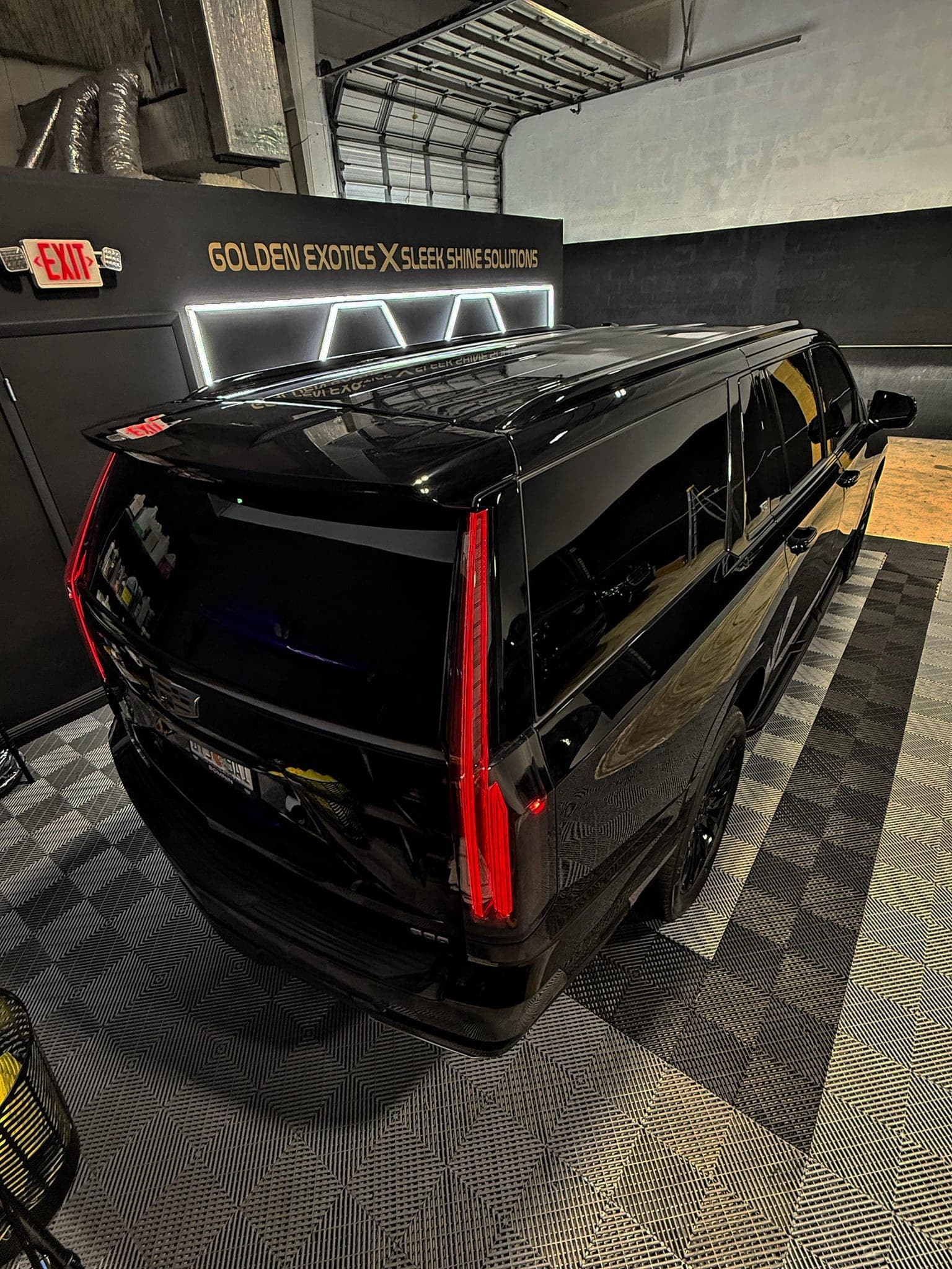 2025 Cadillac Escalade ESV (Starlight)